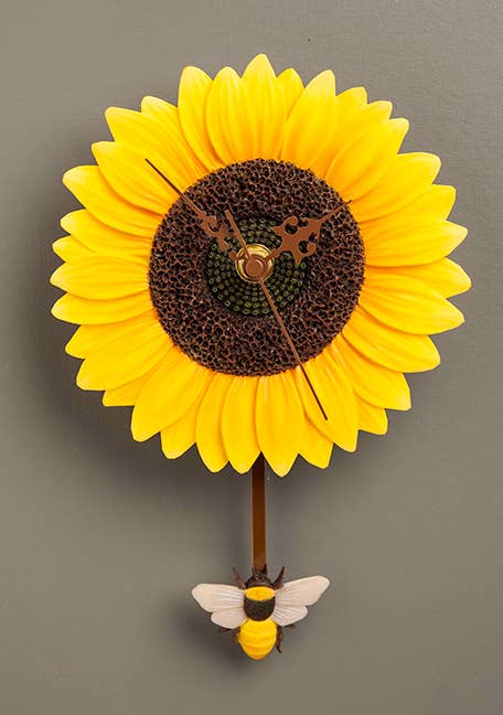 https://cdn.shopify.com/s/files/1/0016/1300/4872/products/faire-ibis-and-orchid-design-sunflower-bee-clock-3-d-sunflower-bee-pendulum-clock-39041987641582.jpg?v=1731105516
