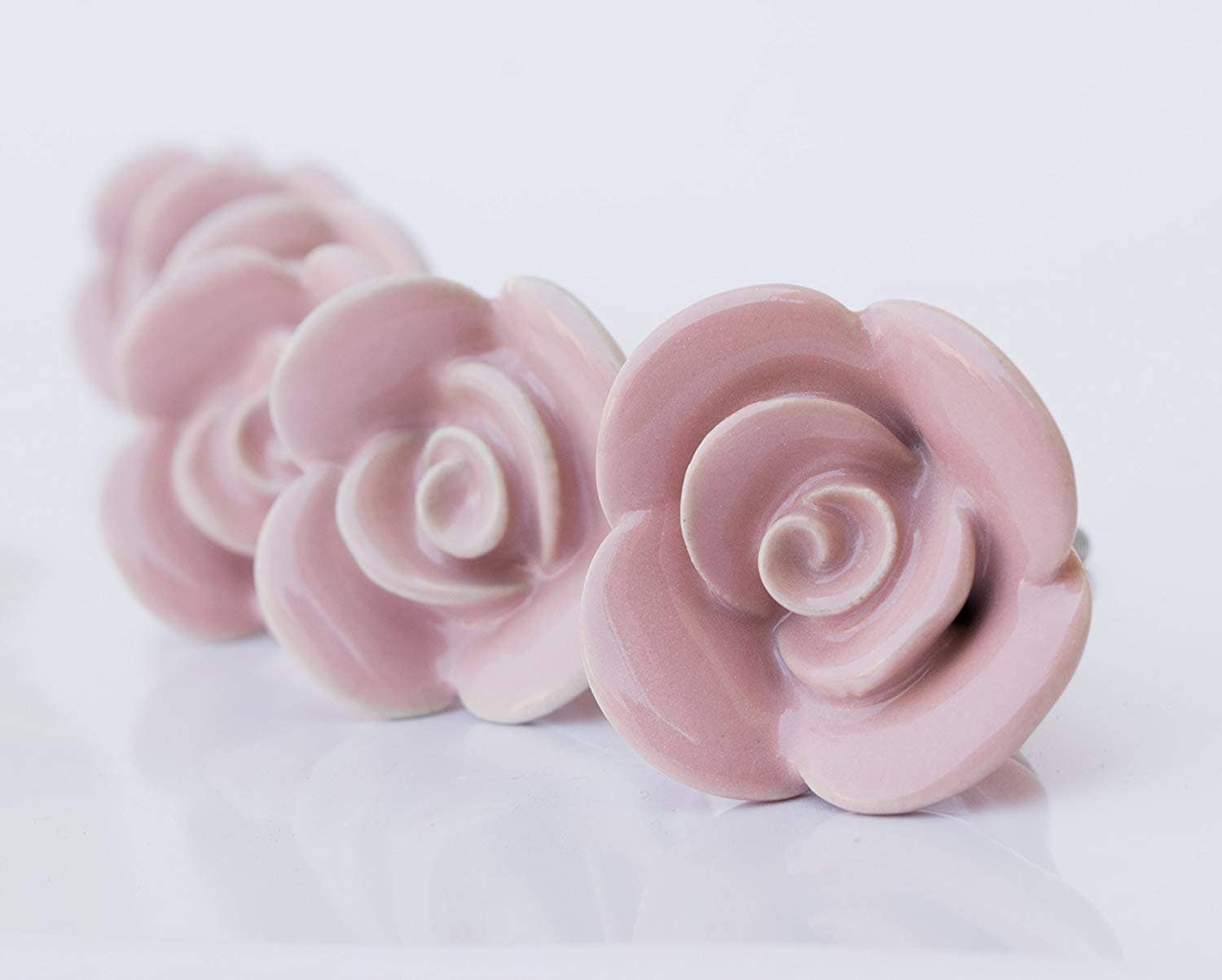 https://cdn.shopify.com/s/files/1/0016/1300/4872/files/faire-perilla-home-drawer-pull-knob-rose-ceramic-knobs-set-of-6-handcrafted-victorian-style-pink-42376581775598.jpg?v=1730911114